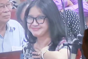 Nụ cười xinh đẹp của người phụ nữ bầu Kiên “cấm ai động đến“