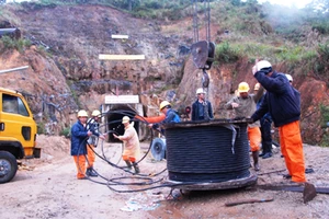 Vụ sập hầm, 12 người mắc kẹt: 'Chúng tôi đã nhận được cháo rồi'