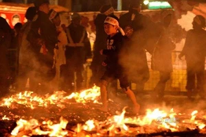 Giật mình nghi lễ chạy qua lửa của trẻ em Nhật Bản 