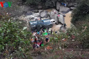 Sa Pa sương mù dày đặc, xe tải lao xuống vực sâu