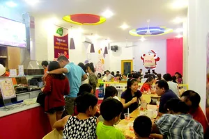 Quán ăn khuyến mãi "kỳ lạ", người Sài Gòn ùn ùn kéo đến... hôn nhau