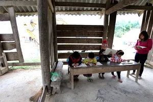 Thương cảm: Lớp học hở huếch đón rét của 5 cô trò