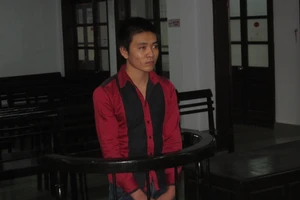 Bi hài sinh viên giật máy tính bảng xong nhảy xuống biển… kêu cứu