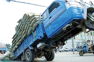 Doanh nghiệp có xe chở quá tải sẽ bị buộc tạm dừng hoạt động
