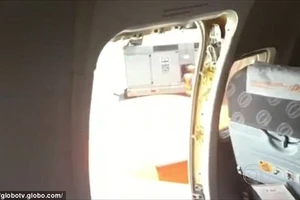 Máy điều hòa hư, mở cửa thoát hiểm máy bay cho...mát