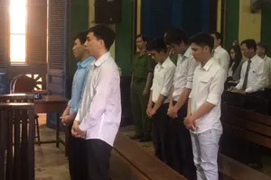 Va quẹt xe, 4 sinh viên côn đồ đánh người khiến 1 bị đâm chết