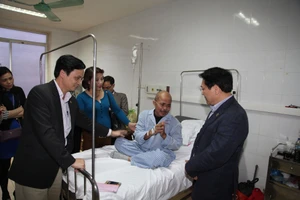 NSƯT Hán Văn Tình chực khóc khi đại diện Bộ VH-TT&DL tới thăm