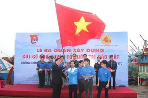 Dựng cờ chủ quyền tổ quốc tại đảo Mắt