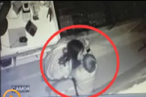 Cặp tình nhân trộm... hôn nhau ăn mừng tại hiện trường ăn trộm