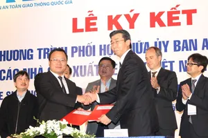 Bộ Trưởng Thăng: Bán xe máy phải tặng hai mũ bảo hiểm