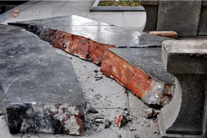 Chiếc ghế đá cổ “độc nhất vô nhị” ở hồ Gươm đột nhiên bị vỡ nát