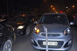 Hà Nội: Thép ở nhà cao tầng rơi trúng ô tô chở 3 người 