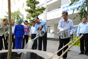 Lãnh đạo TP.HCM trồng cây “Vì Thành phố văn minh-sạch đẹp-an toàn” 