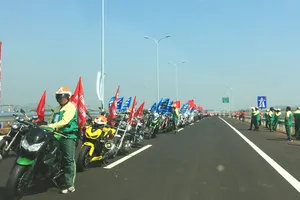 Ngắm dàn ô tô, mô tô khủng thông tuyến cao tốc Long Thành