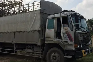 Xe tải tông xe cấp cứu, 7 người bị thương