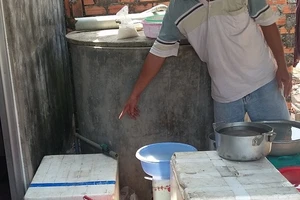 Lấy nước khoáng… dội nhà vệ sinh