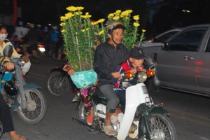 Tối 30 tết: Hối hả mang xuân về nhà