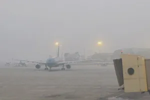 Nhiều chuyến bay chuyển hướng vì thời tiết xấu