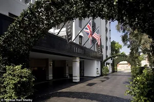 “Sao nữ đẹp nhất thế giới” bị trộm trả lại váy vì đính ngọc trai giả