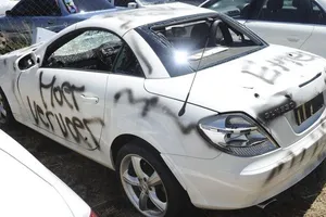 Nổi cơn ghen, vợ phá xe Mercedes tiền tỷ thành phế liệu