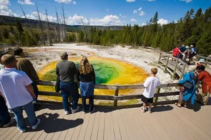 Hồ nước đổi màu bí hiểm