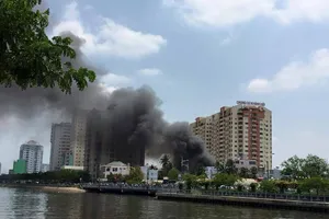 Cháy lớn sát chung cư Khánh Hội, quận 4