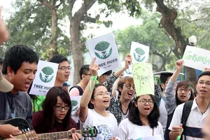 Người Hà Nội bày tỏ tình yêu cây xanh 