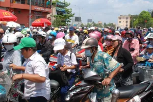 Hàng ngàn người Sài Gòn đội nắng nhận... thức ăn nhanh miễn phí
