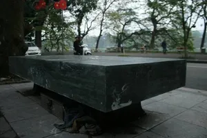 Ghế đá cổ trăm tuổi bị vỡ tại Hồ Gươm được thay thế