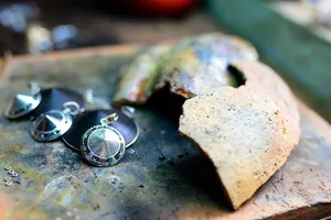 Tinh xảo nghề chế tác kim hoàn ở Huế