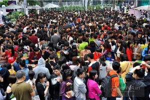 Người Hà Nội chen nhau "ngộp thở" để mua sách giảm giá