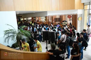 Người Sài Gòn lại xếp hàng chờ... ăn bánh mì miễn phí