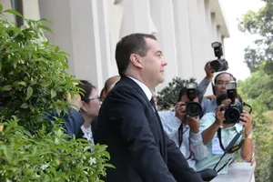 Thủ tướng Nga tham quan Dinh Thống Nhất, ngắm đường phố Sài Gòn