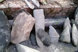 Phát hiện bộ đàn đá cổ tuyệt đẹp khi đào hồ nuôi cá