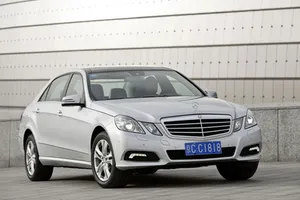 Mercedes chịu phạt 56 triệu USD vì bán xe đắt ở Trung Quốc