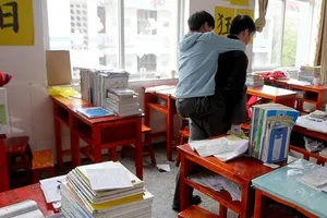 Miệt mài cõng bạn đến lớp, chăm sóc giặt giũ cho bạn suốt 3 năm