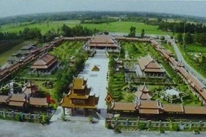 Bí ẩn đại gia bỏ 300 tỷ xây 'cố đô Huế' giữa Tây Nam bộ