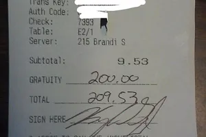 Nữ phục vụ bật khóc vì nhận được khoản tiền “boa” lớn bất ngờ