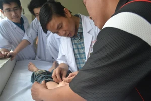 Nhiều trẻ khiếm khuyết bộ phận sinh dục được khám và phẫu thuật