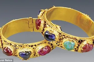 Phát hiện ngôi mộ cổ chứa vàng ròng, đá quý