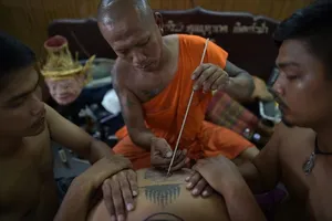 Rùng mình cảnh xăm ma thuật của người Thái