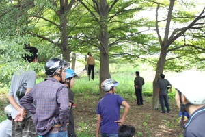 Phát hiện người đàn ông bị trói tay treo cổ trong vườn cây 