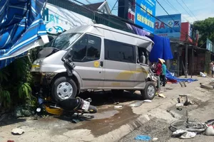 Xe tải ủi xe khách lao vào sân nhà làm sập rạp đám tang