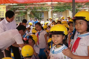 Trao tặng 1.300 mũ bảo hiểm cho học sinh