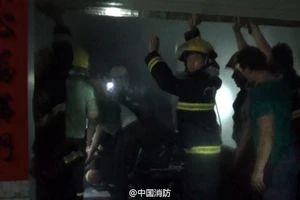 Người lính cứu hỏa hy sinh thân mình để cứu em bé 2 tuổi