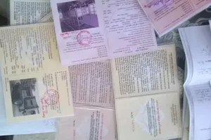 Phát hiện hàng loạt sổ đăng kiểm làm giả tinh vi