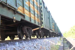 Đường sắt Bắc Nam ách tắc hơn 6 tiếng vì tàu hàng trật bánh