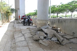 Chùm ảnh đại lộ Võ Văn Kiệt nứt toác, sụt lún