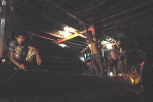 Cứu 38 ngư dân trôi dạt nhiều ngày trên biển do tàu hỏng máy