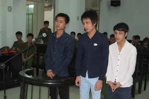 Nạn nhân nằm bất tỉnh, máu me đầy mặt vẫn không tha